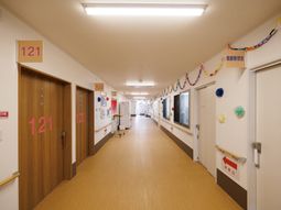 廊下の明るい風景