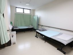 簡素な居室の空間