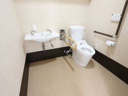 手すり付きの清潔なトイレ