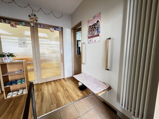 介護の現場で笑顔のスタッフ
