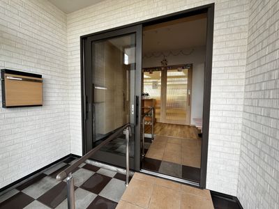 手すり付きの出入口