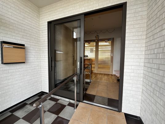 手すり付きの出入口