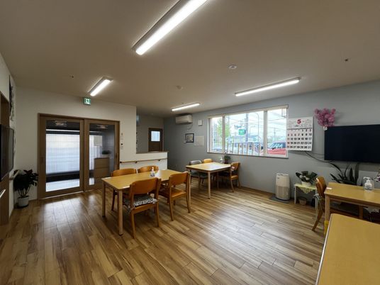 木目の床の明るい部屋
