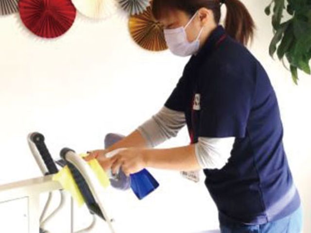 清掃中の機能訓練室 機能訓練室 機能訓練室では、スタッフが清掃を行っており、清潔で安全な環境を維持しています。
