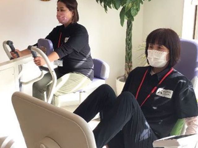 トレーニング中の様子 機能訓練室 明るい空間でのトレーニング風景です。スタッフが寄り添い、利用者様をサポートしています。