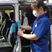 車内清掃中のスタッフ