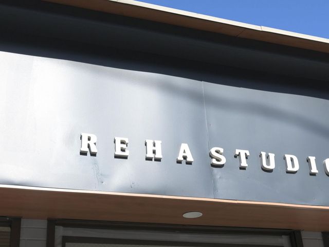 建物の看板 看板 施設の名前が表示されています。シンプルなデザインで清潔感があります。