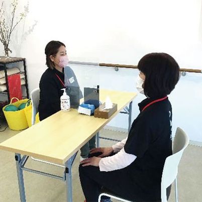 対面座りの二人