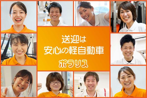 10人の介護職員が微笑んでいる様子