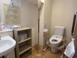 バリアフリー設計のトイレ