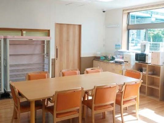 共用キッチンのダイニング