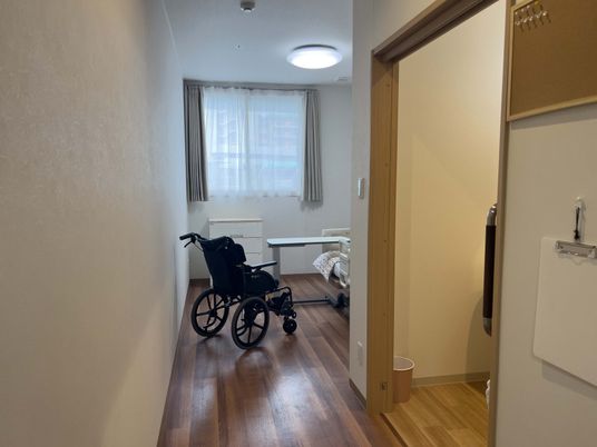 明るい居室と廊下