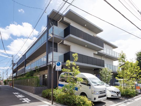 モダンな外観の建物