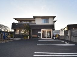 モダンな建物のエントランス