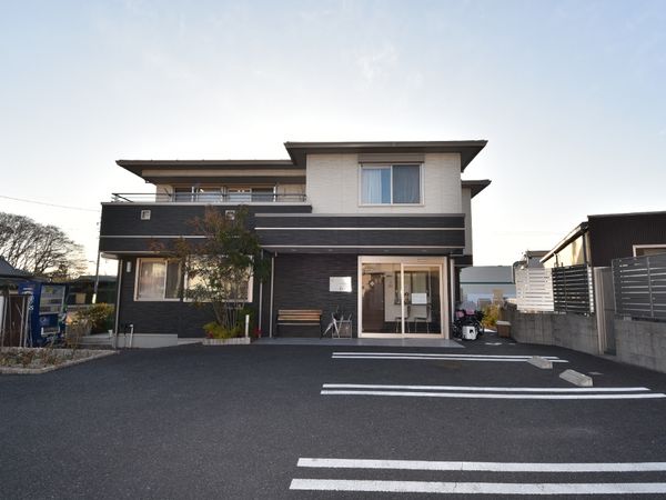 モダンな建物のエントランス