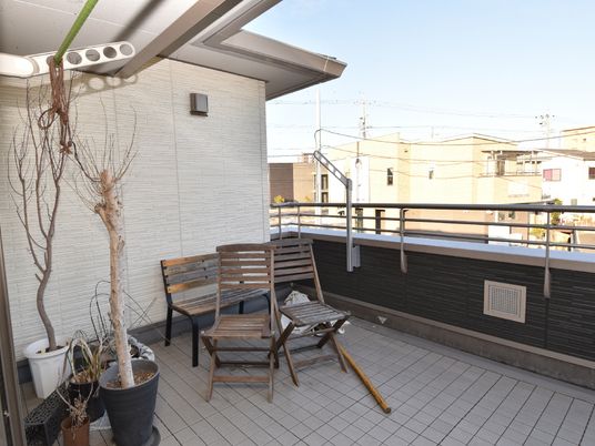 ベンチのある屋外空間