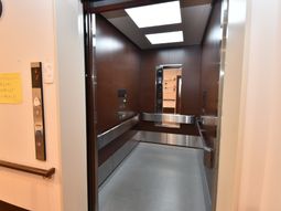 エレベーター前の廊下