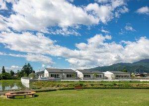 青空と広場の外観