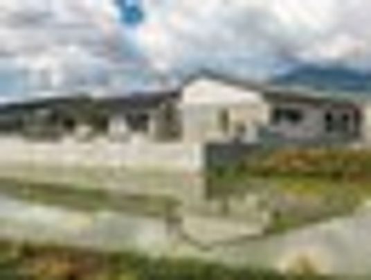 広がる白い建物外観