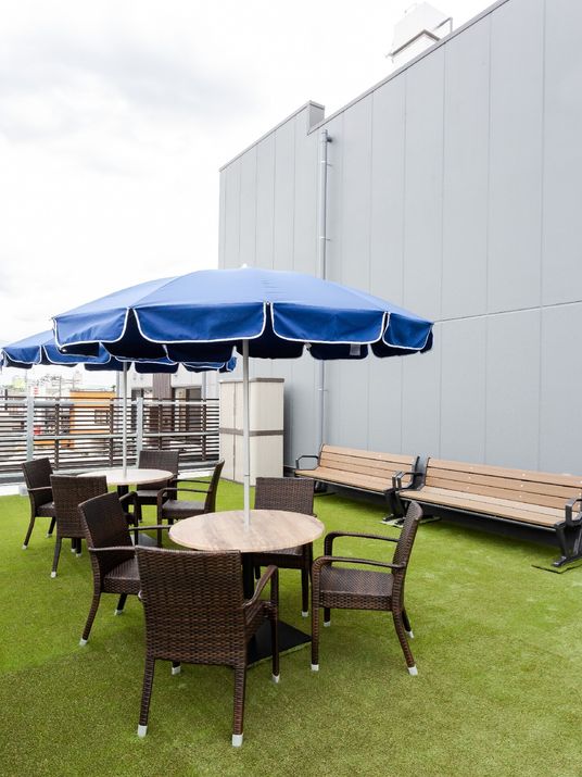 屋上テラスの椅子と日傘