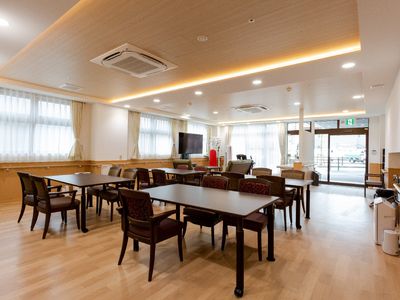 広々とした明るい食堂