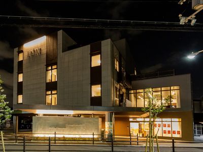 夜の建物外観