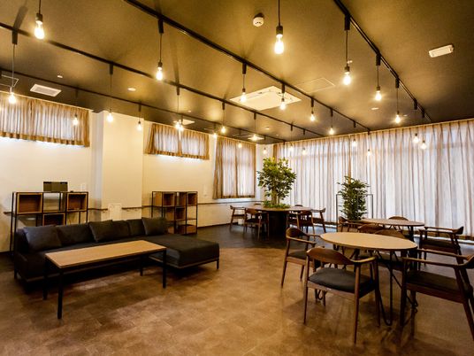 広々とした明るいラウンジ