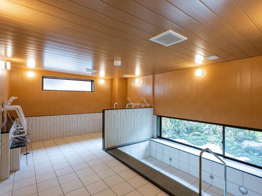 明るい浴室施設