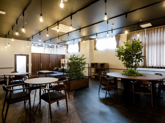 落ち着いた雰囲気の共有スペース