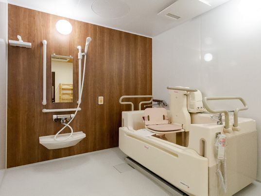 バリアフリー設計の浴室