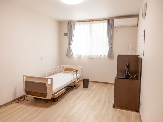 シンプルな居室 居室 清潔感ある空間の個室で、個々の生活空間を大切にしています。快適にお過ごしいただける環境を整えております。