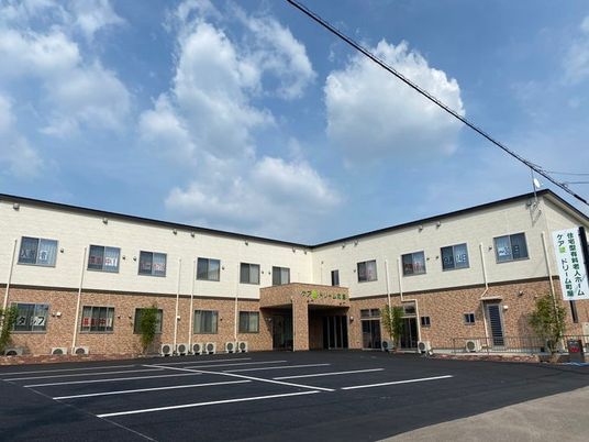 広々とした施設前の駐車場