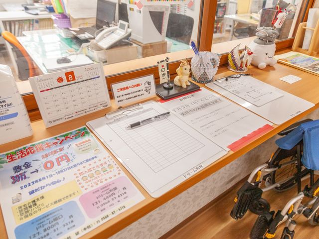 快適な施設のフロント フロント 整理されたスペースには、日々の業務に必要な資料が配置されており、スタッフの効率的な作業を支えています。フロント周りの様子をご覧いただけることで、日々の運営の一端を垣間見ることができるでしょう。
