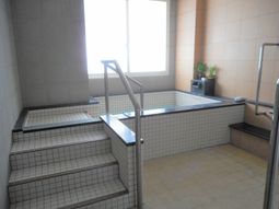 明るい浴室の様子
