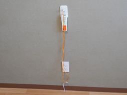 壁に取り付けられた消臭剤