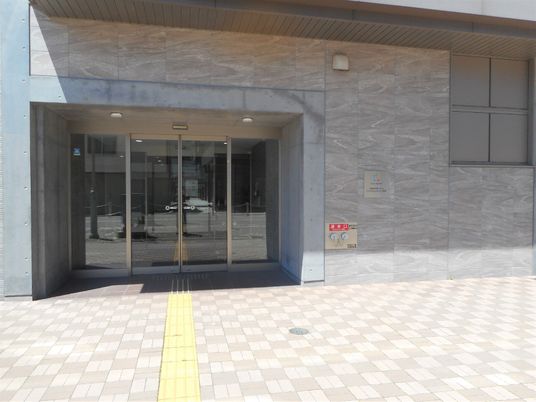 広々した施設のエントランス