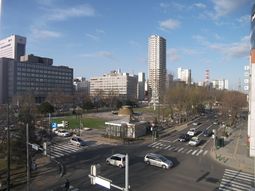 都会の景観窓越し