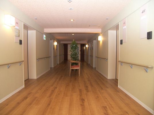 広々とした明るい廊下