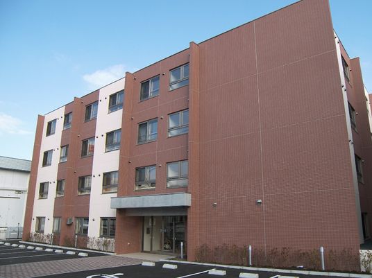 茶色い外壁の建物正面