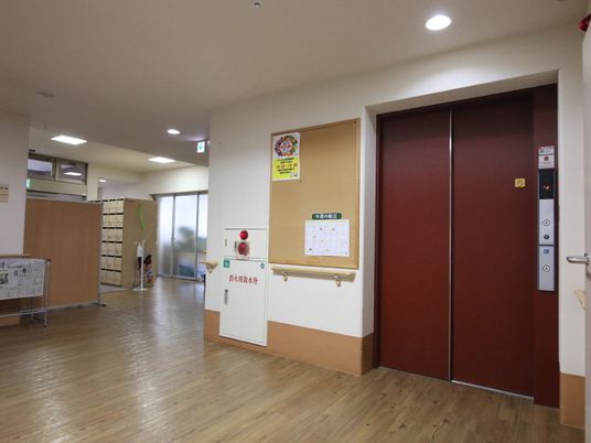 廊下とエレベーターの景色
