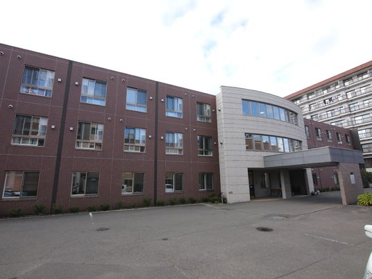 広々とした外観の施設
