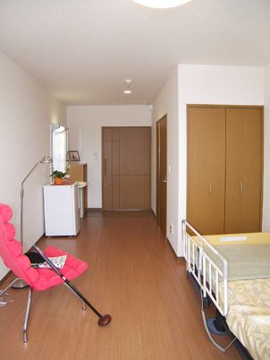 居室の明るい室内景
