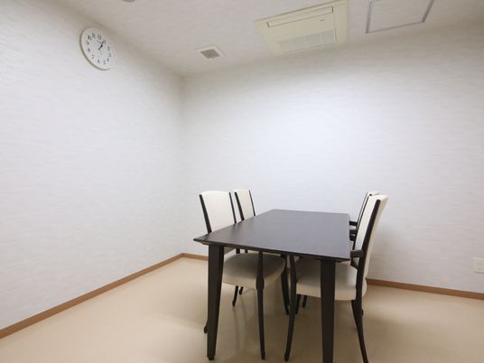 シンプルなダイニングセット