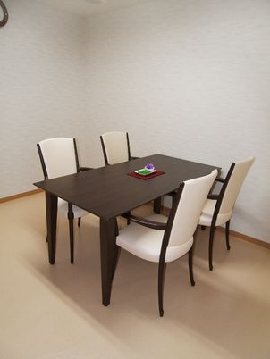 シンプルなダイニングテーブルセット