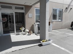 エントランスの花壇とドア
