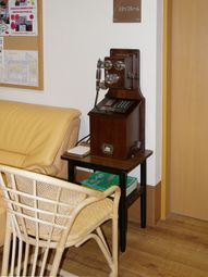 レトロな電話と椅子