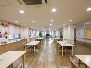 明るく広々とした食堂
