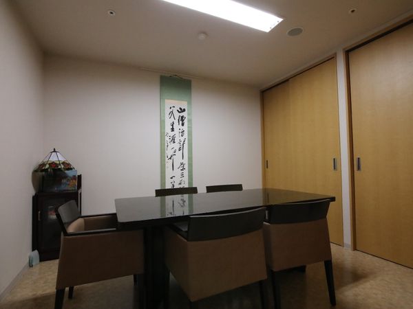 和風の飾りと会議テーブル