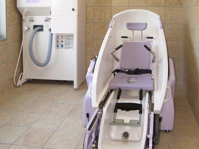 車椅子対応の浴室設備 特浴 バリアフリー設計の浴室で、車椅子の方も安心してご利用頂けます。スタッフとして患者様の支援をお手伝いいただける方を募集しています。