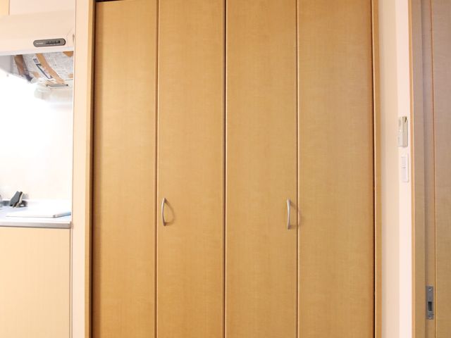 整然とした収納家具 居室 スッキリとしたデザインのクローゼットは、個々の生活空間の整頓に役立ちます。日々の業務にも、清潔感を保ちながら取り組むことができる環境です。